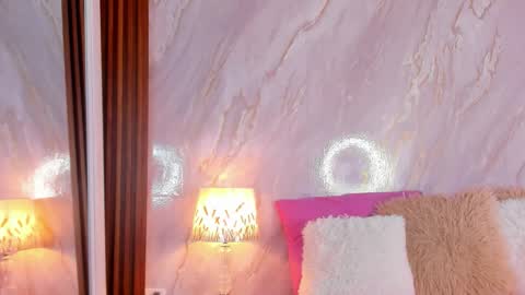 Helena Santos  online show from February 12, 1:39 pm