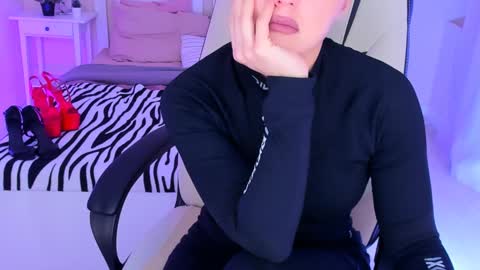 Snapshot of helenaregal chatting on December 14, 5:03 pm Helena online show from December 14, 5:03 pm