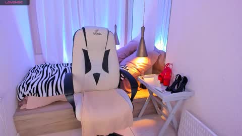 Snapshot of helenaregal chatting on February 12, 1:37 pm Helena online show from February 12, 1:37 pm