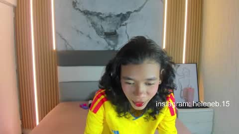Snapshot of helenebird chatting on June 17, 8:32 pm online show from June 17, 8:32 pm