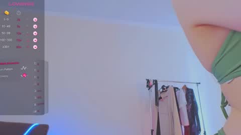 Snapshot of helenmann_ chatting on March 6, 11:47 am online show from March 6, 11:47 am