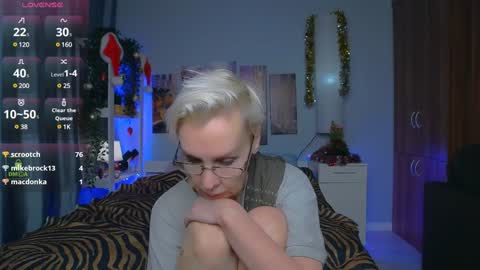 Snapshot of helgahimmele chatting on December 23, 1:29 am Helga online show from December 23, 1:29 am