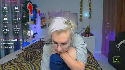 Snapshot of helgahimmele chatting on December 24, 2:54 am Helga online show from December 24, 2:54 am