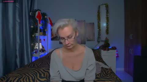 Snapshot of helgahimmele chatting on January 5, 12:42 am Helga online show from January 5, 12:42 am