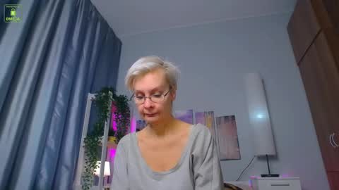Snapshot of helgahimmele chatting on February 15, 7:27 am Helga online show from February 15, 7:27 am