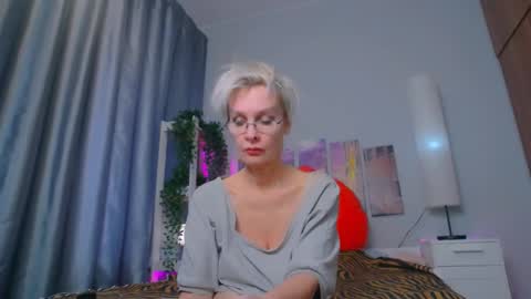 Snapshot of helgahimmele chatting on February 15, 10:44 am Helga online show from February 15, 10:44 am