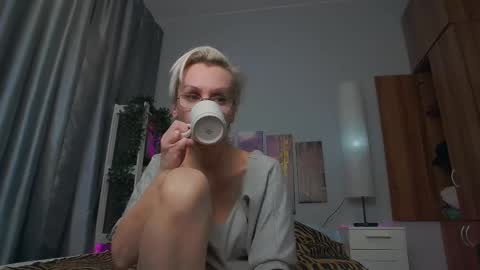Snapshot of helgahimmele chatting on February 27, 2:21 am Helga online show from February 27, 2:21 am