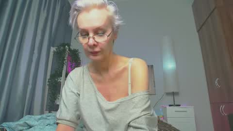 Snapshot of helgahimmele chatting on March 1, 9:40 am Helga online show from March 1, 9:40 am