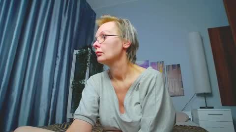 Snapshot of helgahimmele chatting on March 10, 1:01 am Helga online show from March 10, 1:01 am