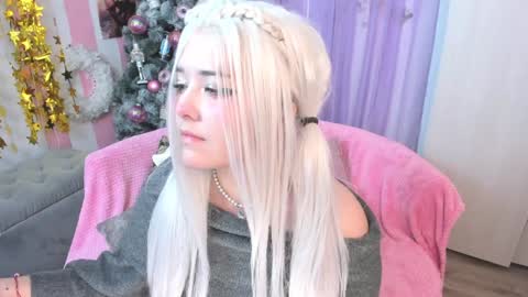 Snapshot of hell_fairy chatting on December 19, 6:45 am Laura online show from December 19, 6:45 am