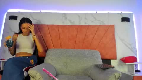 Snapshot of hellanddante_ chatting on December 21, 1:35 am H E L L AND D A N T E online show from December 21, 1:35 am