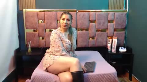 Snapshot of hellen_mark chatting on March 31, 11:10 am Hellen. online show from March 31, 11:10 am