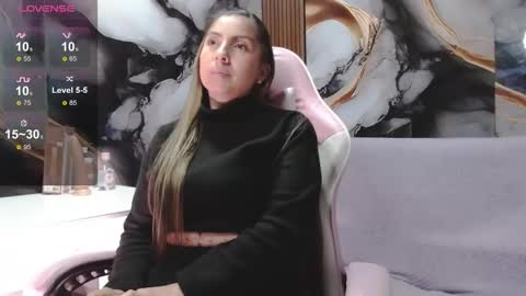 Snapshot of hellen_mark chatting on April 1, 10:49 am Hellen. online show from April 1, 10:49 am