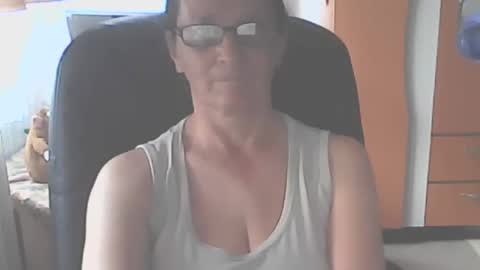 Snapshot of hellenmarie chatting on September 17, 10:39 am hellenmarie online show from September 17, 10:39 am
