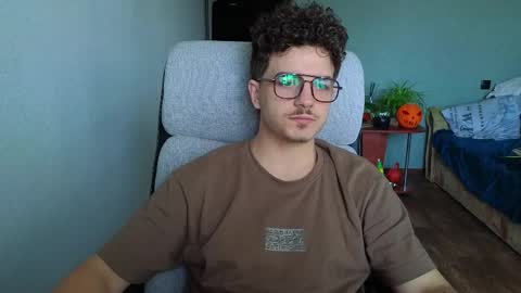 Snapshot of hellish_sugar chatting on November 18, 9:58 am Remy online show from November 18, 9:58 am