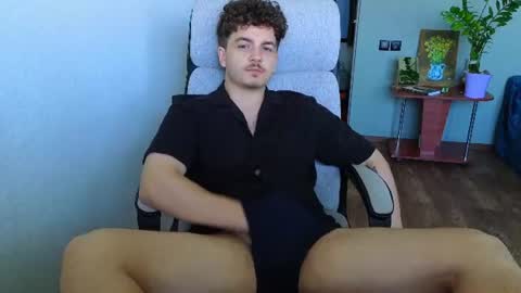 Snapshot of hellish_sugar chatting on June 11, 6:22 am Remy online show from June 11, 6:22 am