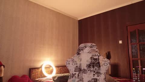 Snapshot of hello_lisha chatting on March 6, 8:33 am Alisia Monday to Friday from 10 am to 4 pm GMT 2 online show from March 6, 8:33 am