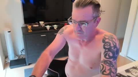 hempie1973 online show from June 29, 6:52 am