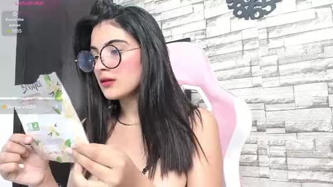 Snapshot of hera_elis chatting on January 13, 7:53 pm hera_elis online show from January 13, 7:53 pm