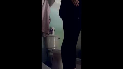 Snapshot of heretostay8989 chatting on April 2, 9:23 pm heretostay8989 online show from April 2, 9:23 pm