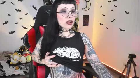 Snapshot of herinfernalmajesty chatting on February 5, 12:59 am Marie online show from February 5, 12:59 am