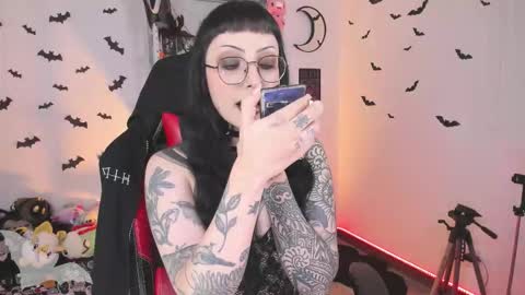 Snapshot of herinfernalmajesty chatting on March 24, 12:59 am Marie online show from March 24, 12:59 am