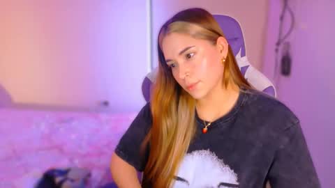 Snapshot of hermione_blonde chatting on February 26, 10:58 am hermione_blonde online show from February 26, 10:58 am