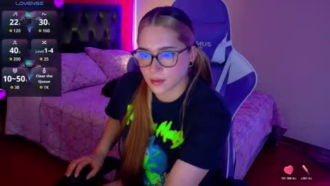 Snapshot of hermione_blonde chatting on March 4, 11:16 am hermione_blonde online show from March 4, 11:16 am