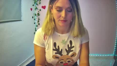 Snapshot of hestesiaxx chatting on December 19, 2:45 am Hestesiaxx online show from December 19, 2:45 am