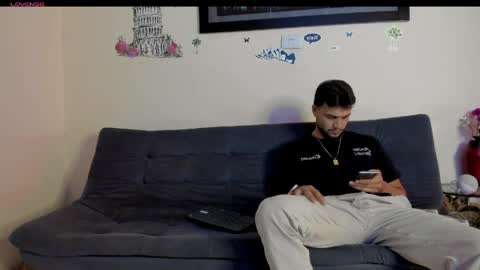 Snapshot of heteros_curious_ chatting on April 2, 8:50 pm yeis online show from April 2, 8:50 pm