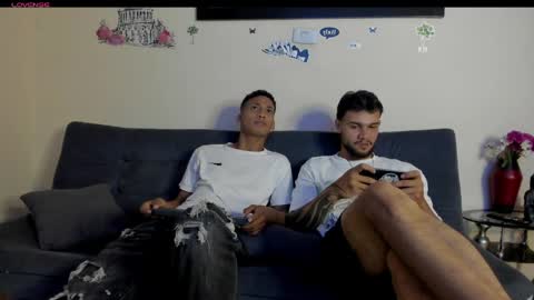 Snapshot of heteros_curious_ chatting on April 6, 9:05 pm yeis online show from April 6, 9:05 pm