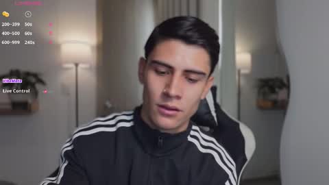 Snapshot of hey_cesard chatting on February 16, 1:51 pm hey_cesard online show from February 16, 1:51 pm