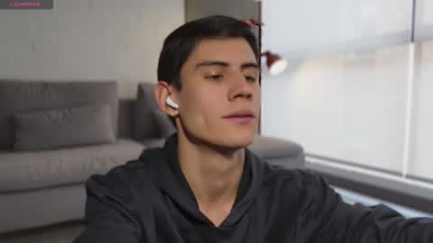 Snapshot of hey_cesard chatting on March 10, 3:28 pm hey_cesard online show from March 10, 3:28 pm