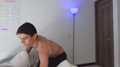 Snapshot of hey_cesard chatting on March 14, 2:33 pm hey_cesard online show from March 14, 2:33 pm