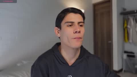 Snapshot of hey_cesard chatting on March 19, 2:10 pm hey_cesard online show from March 19, 2:10 pm