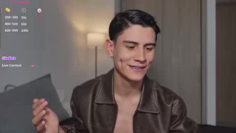 Snapshot of hey_cesard chatting on March 21, 2:53 pm hey_cesard online show from March 21, 2:53 pm