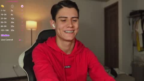 Snapshot of hey_cesard chatting on April 7, 2:17 pm hey_cesard online show from April 7, 2:17 pm