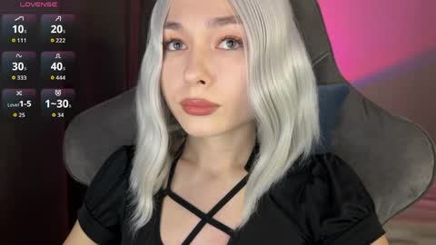Snapshot of hey_nora_ chatting on June 10, 12:11 am Nora online show from June 10, 12:11 am