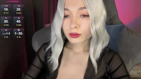 Snapshot of hey_nora_ chatting on June 11, 12:32 am Nora online show from June 11, 12:32 am