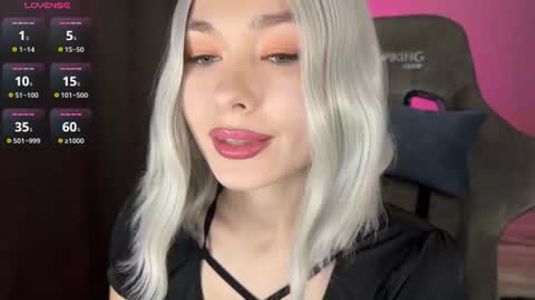 Snapshot of hey_nora_ chatting on June 19, 1:54 am Nora online show from June 19, 1:54 am