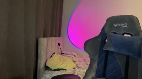 Snapshot of hey_nora_ chatting on June 24, 3:05 am Nora online show from June 24, 3:05 am