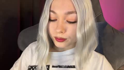 Snapshot of hey_nora_ chatting on June 25, 5:23 am Nora online show from June 25, 5:23 am