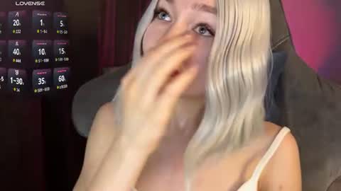 Snapshot of hey_nora_ chatting on July 2, 6:52 am Nora online show from July 2, 6:52 am
