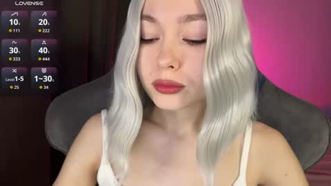Snapshot of hey_nora_ chatting on July 4, 12:17 am Nora online show from July 4, 12:17 am