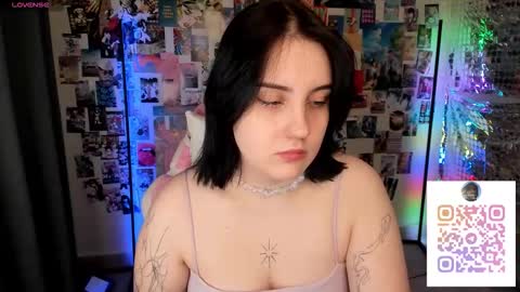 Snapshot of hey_tessa chatting on March 4, 7:20 pm Tessa online show from March 4, 7:20 pm