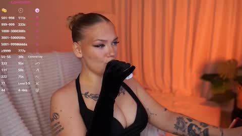 heynoirsam online show from March 28, 6:13 am