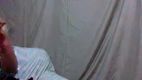 Snapshot of hi_there99 chatting on October 13, 12:27 pm hi_there99 online show from October 13, 12:27 pm