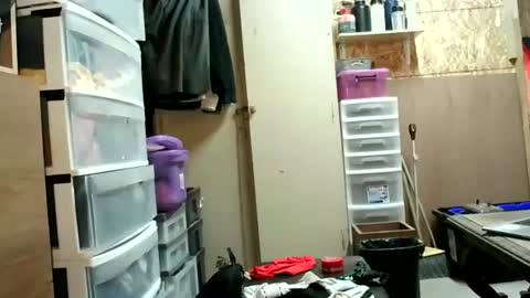 Snapshot of hippostixs chatting on December 11, 4:49 am Krush Vibrations online show from December 11, 4:49 am