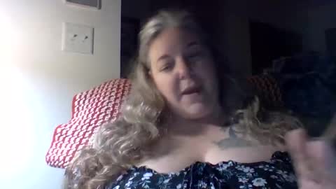 hippysnewhere online show from April 28, 8:52 am