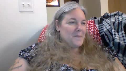 hippysnewhere online show from June 8, 11:38 pm